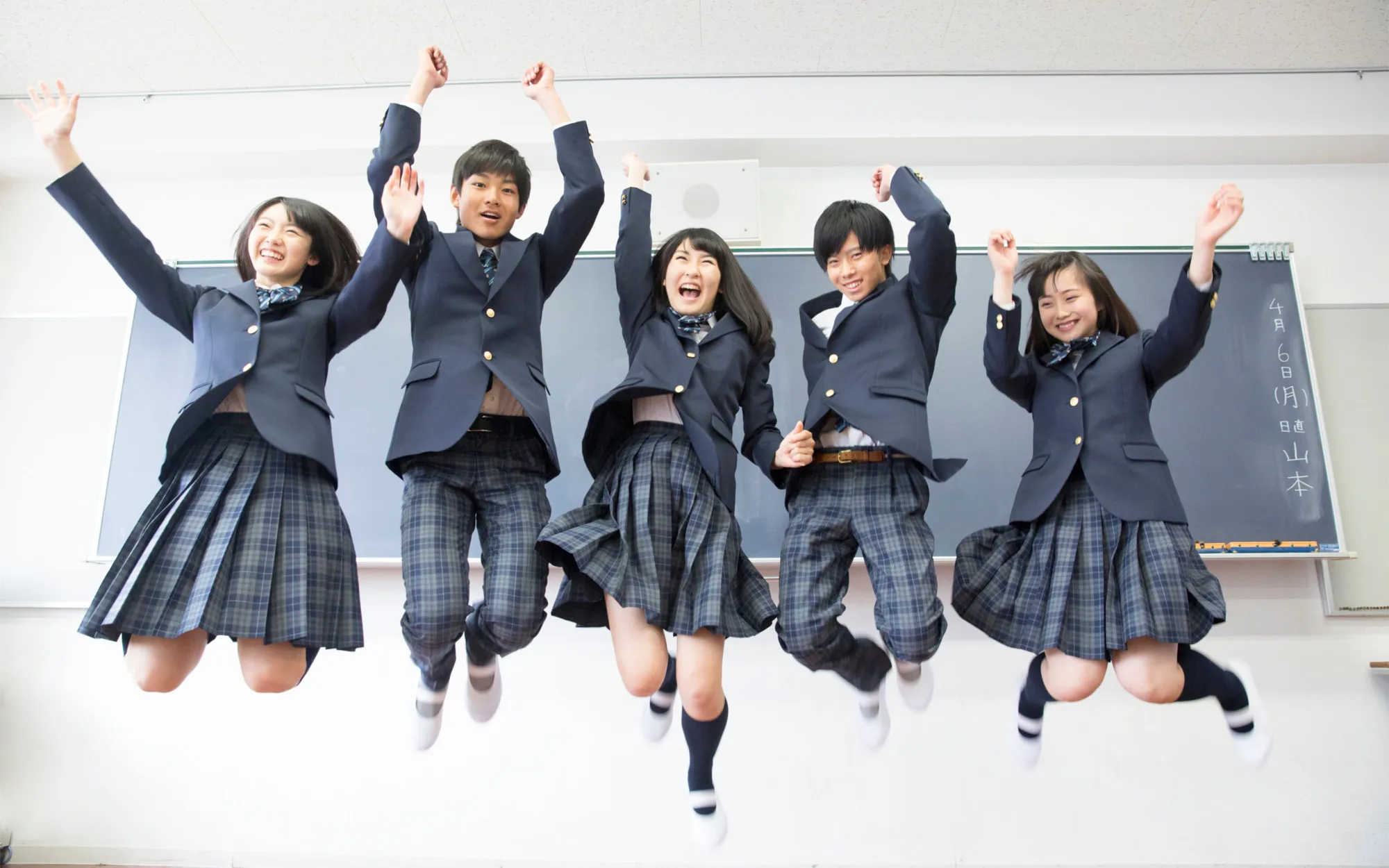 笑顔でジャンプする中学生たち