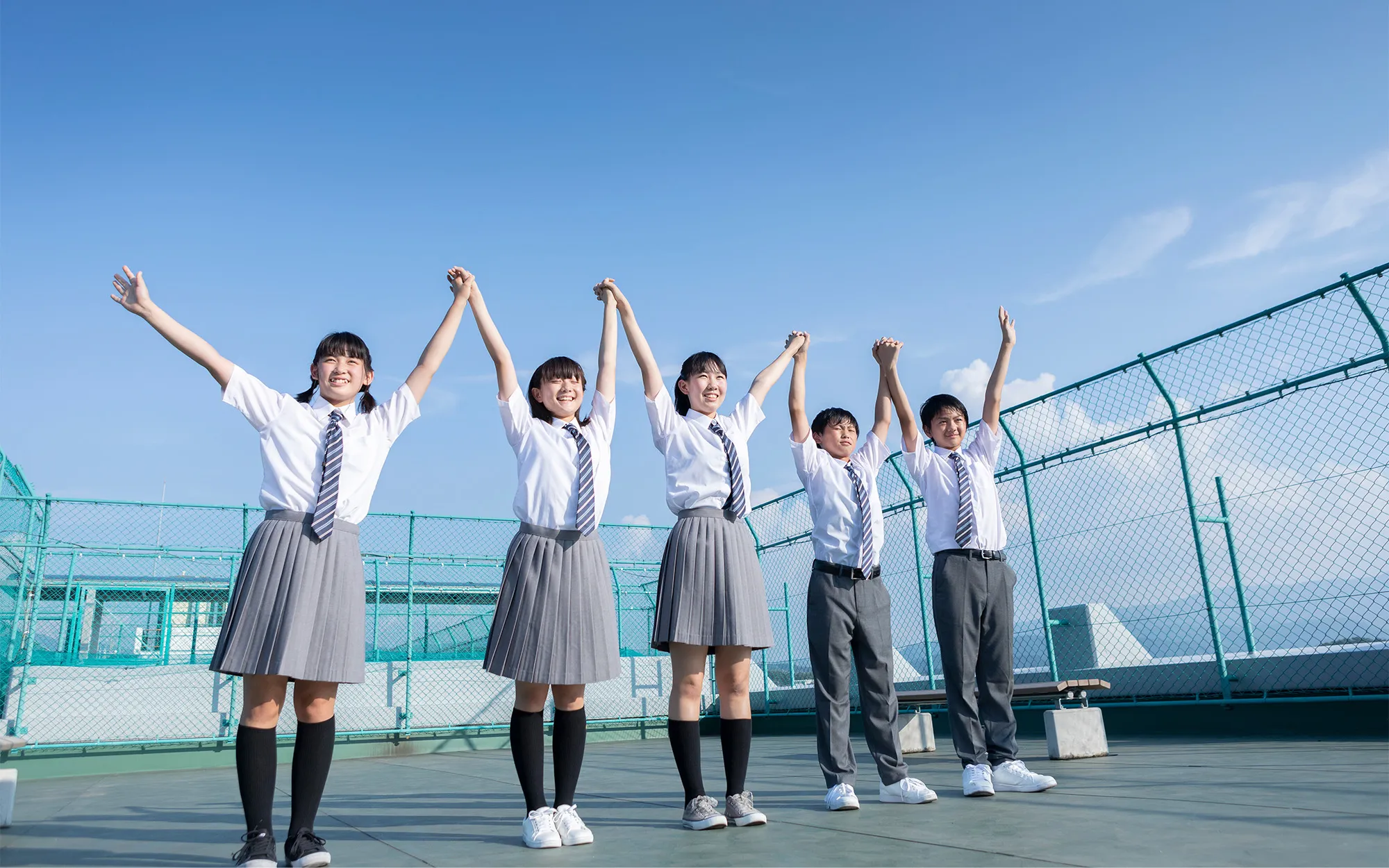 笑顔でジャンプする中学生たち